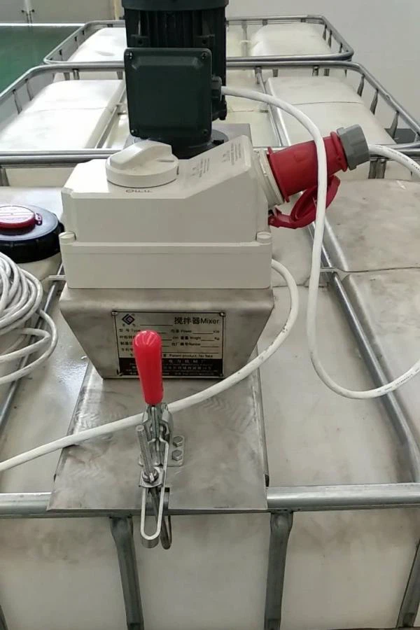 Mixer for IBC tank miniature mixer agitator